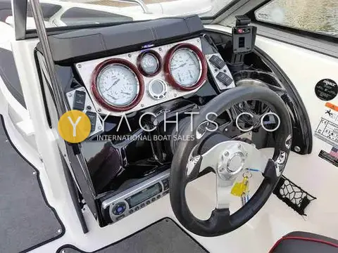 Larson 2300 LSR: helm dash with red-rimmed analogue gauges, sports steering wheel and stereo head unit below