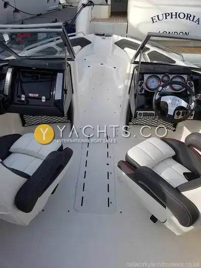 Larson 2300 LSR: helm and passenger seats facing forward with carpet removed and centre walkthrough to the bow