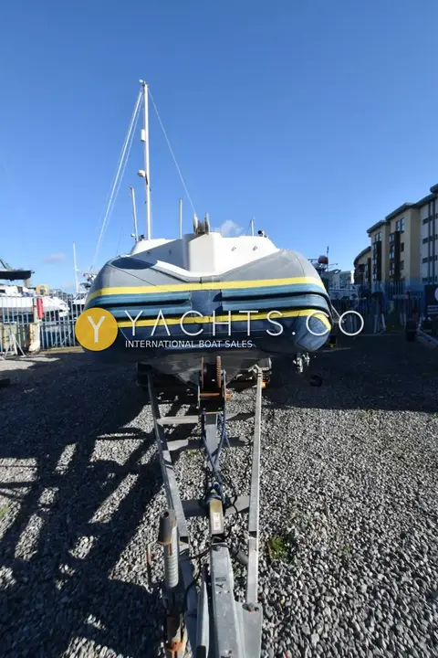Marlin 640 FB Rib: head-on view of the bow and trailer drawbar, showing the tube stripes