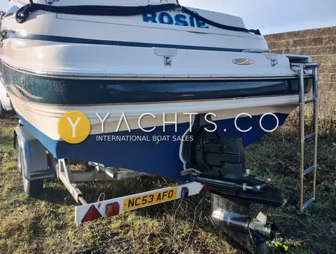 Maxum 2300 SC: stern and blue lower hull on the trailer, with the outdrive and trailer number plate