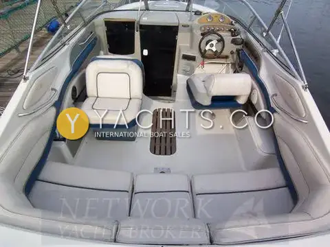 Maxum 2300 SC: cockpit from above with beige and blue seating, helm seat and cabin door