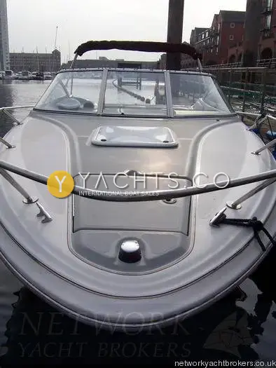 Maxum 2300 SC: foredeck with deck hatch, bow rail and windscreen under folded bimini