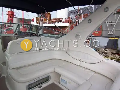 Maxum 3000 SCR: cockpit with cream curved seating under the canopy, harbour vessels visible behind