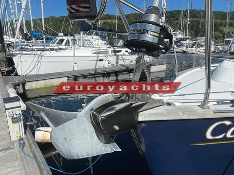 Moody 38 CC Caledonia: bow roller with anchor and electric windlass on the foredeck