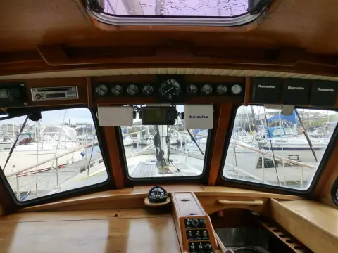 Nauticat 33: wheelhouse windscreen with row of roof-mounted instruments and small roof hatch