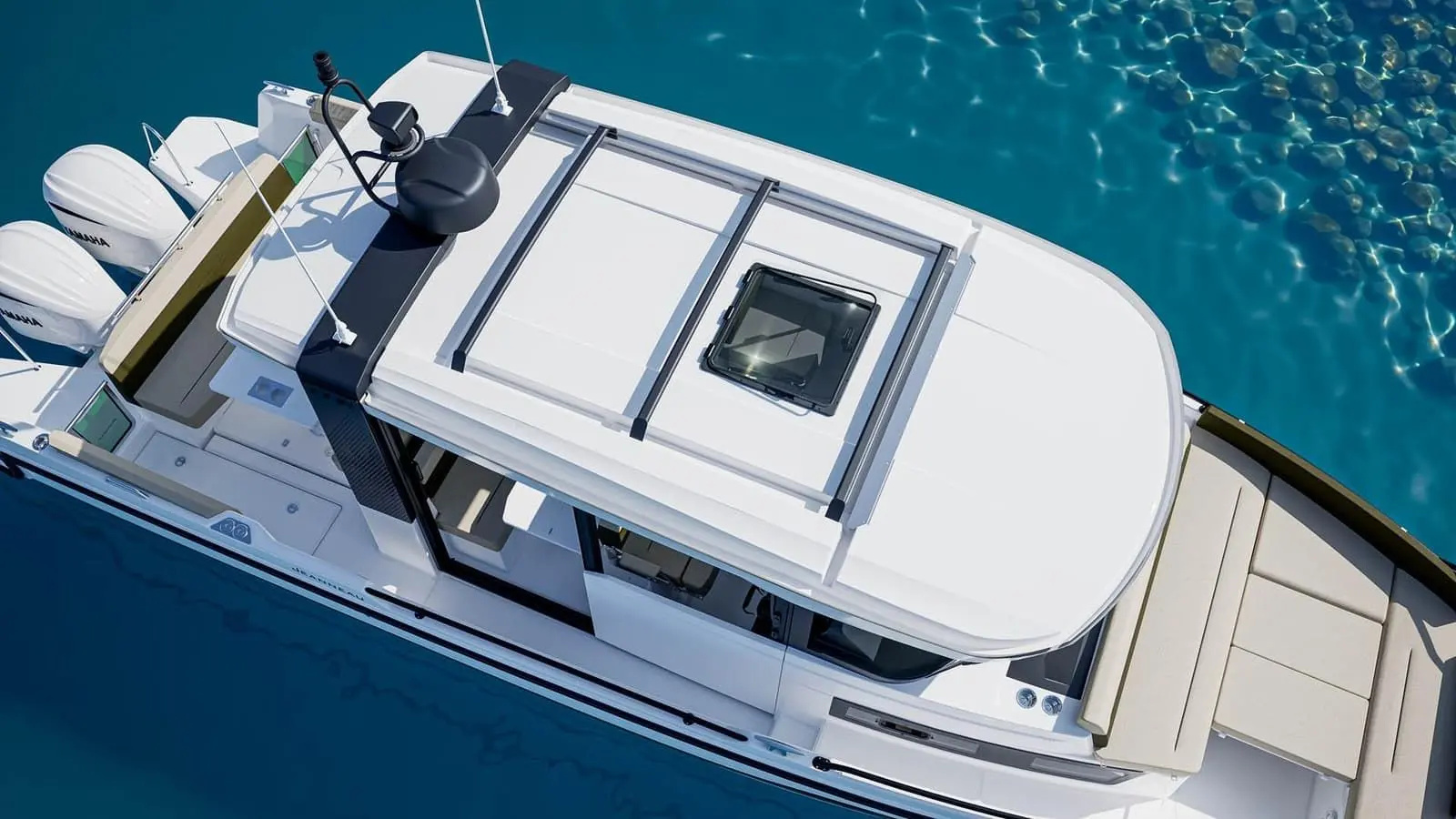 Jeanneau EX 34 Cabin: aerial view of the roof with hatch and rails, side decks, twin outboards and forward sunpad
