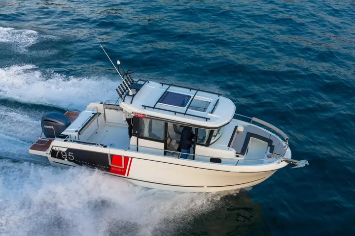 Jeanneau Merry Fisher 795 Sport: overhead view of the boat under way, showing wheelhouse roof hatches, rear cockpit and outboard engine