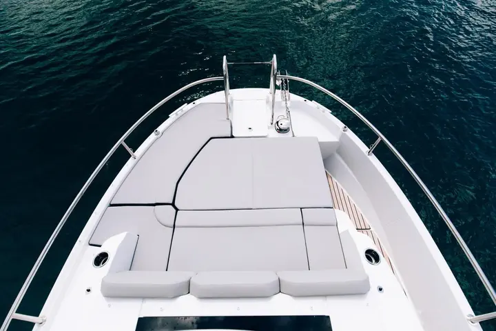 Jeanneau Merry Fisher 895 Sport Série 2: foredeck from above with large grey sunpad cushions, guardrails and anchor fitting at the bow