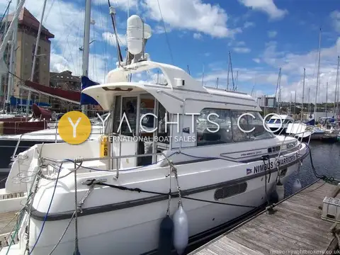 Nimbus 310 Coupe: port side of the white hull moored alongside a pontoon in a marina
