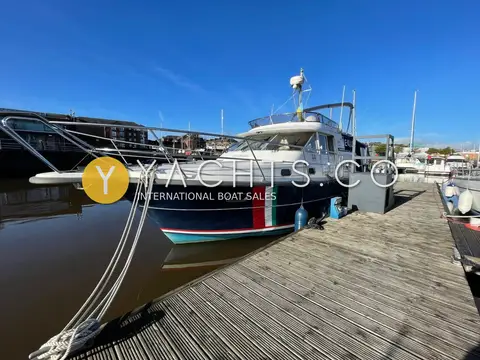 Nimbus 380 Commander: bow view alongside a wooden pontoon, radar arch and flybridge rails above