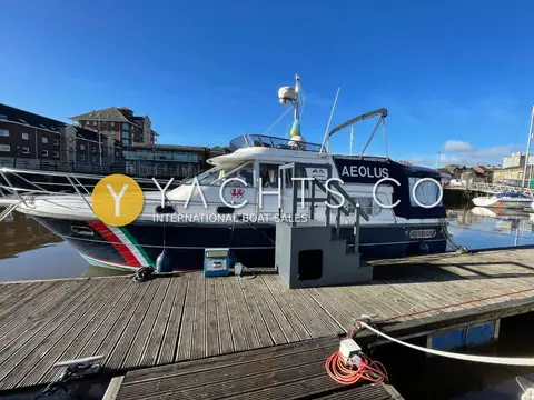 Nimbus 380 Commander: starboard side at the pontoon with boarding steps and name on the canopy