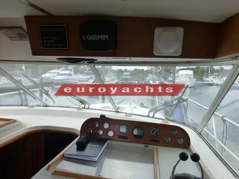 Nimbus 380 Commander: wheelhouse windscreen with overhead instrument panel and wiper arms