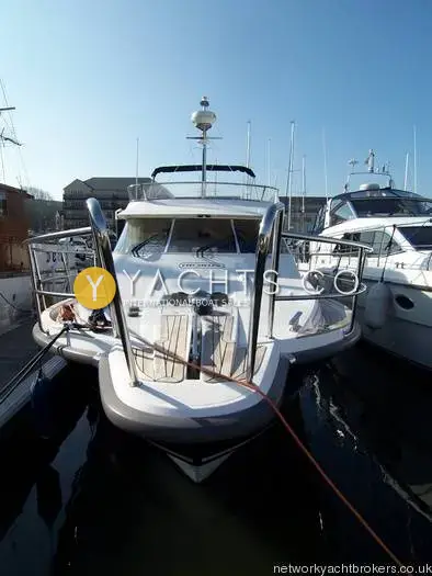 Nimbus 380 Commander Reduced: foredeck seen from ahead, with stainless pulpit rails, teak panels and anchor winch