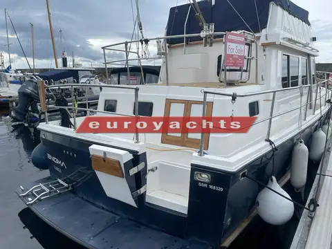 Northshore Yachts Sabreline 395 Trawler: stern with swim platform, boarding ladder and raised aft deck with rails