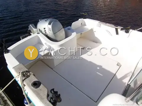 Ocqueteau 575: aft deck from above with twin corner seats, floor hatches and rod holders