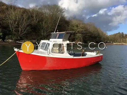 Pilot Plymouth Pilot 18: red hull and white wheelhouse at a mooring under a cloudy sky with trees behind