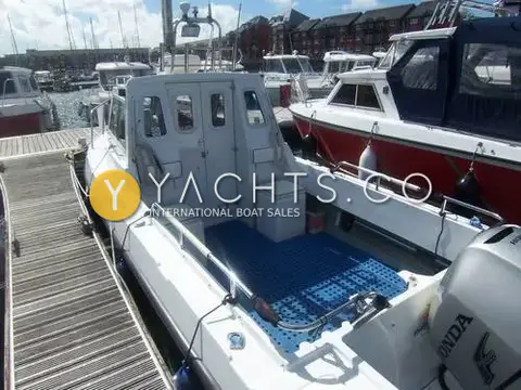 Pirate 21: duplicate view of the aft deck with blue flooring and cuddy doors alongside the pontoon