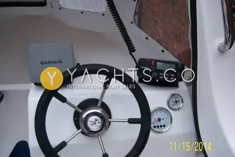 Predator 165: helm console with wheel, Garmin display, VHF radio and two gauges