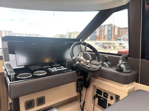 Prestige 460 S — photo 3 of 50