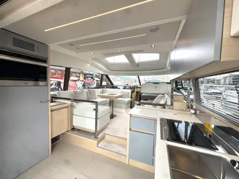 Prestige 460 S — photo 2 of 50