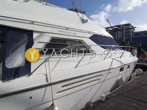 Princess 480 Flybridge: starboard side superstructure with model badge, saloon windows, navy canvas and stainless rails