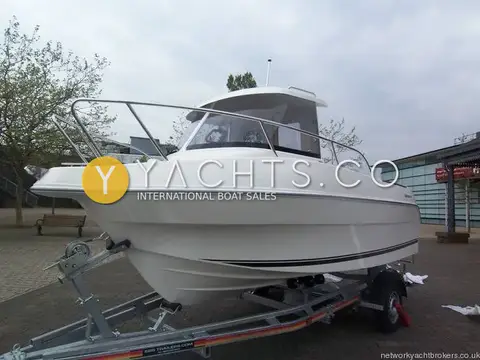 Quicksilver 500 Pilothouse: bow view on trailer showing stainless bow rails and wheelhouse windscreen