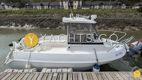 Quicksilver 500 Pilothouse: starboard side view at the pontoon showing pilothouse, open rear deck and outboard