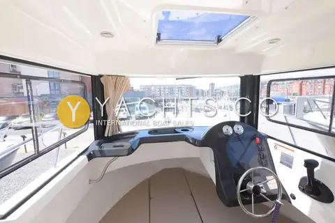 Quicksilver 605 Pilothouse - Smart Edition: pilothouse interior with roof hatch, side windows, curtains and helm console