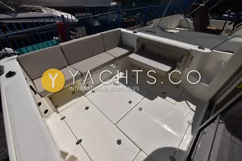 Quicksilver 605 Pilothouse - Smart Edition: aft cockpit with upholstered bench seat, open deck locker and white non-slip floor