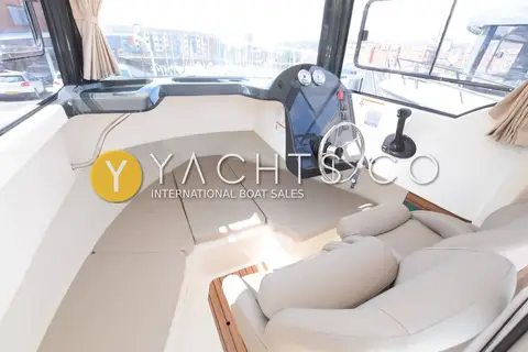 Quicksilver 605 Pilothouse - Smart Edition: pilothouse with berth cushions forward, wheel and upholstered helm and co-pilot seats