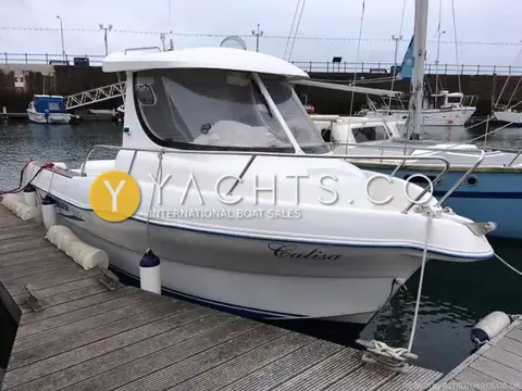 Quicksilver 630 SD *diesel*: starboard bow view of the white hull with blue stripe on a wooden pontoon
