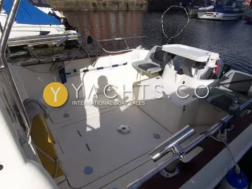 Quicksilver 640 Pilothouse: open aft cockpit with flush deck hatches, rod holders, folding seats and a landing net