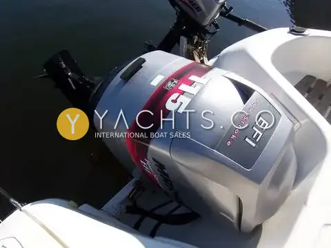 Quicksilver 640 Pilothouse: mariner 115hp EFI four-stroke outboard on the transom, with the auxiliary outboard behind