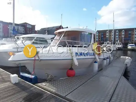 Quicksilver 640 Pilothouse: port side of hull and pilothouse moored at a pontoon, apartments behind