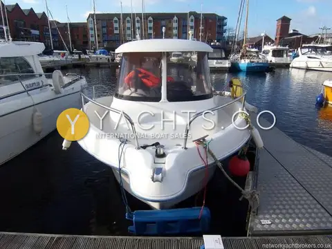 Quicksilver 640 Pilothouse: bow-on view of foredeck, stainless pulpit rails and anchor fitting at the pontoon