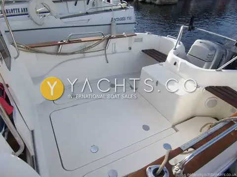 Quicksilver 640 Pilothouse: open cockpit with deck hatches, teak-capped gunwales, bench seat and outboard at stern