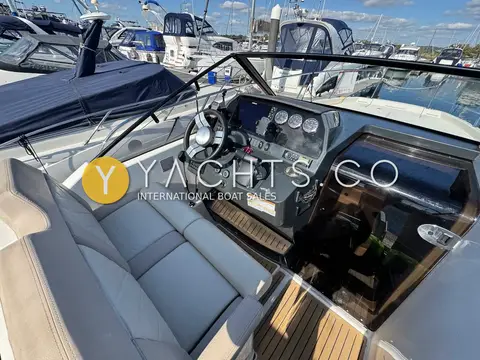 Quicksilver 875 Sundeck: cockpit with grey upholstered seating, helm station and teak-effect flooring