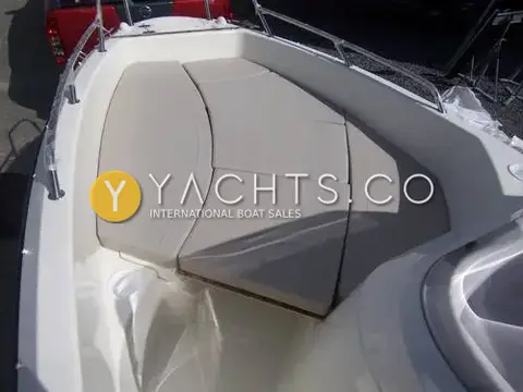 Quicksilver Activ 455: bow area with cream cushions laid out as a sun pad, rails either side