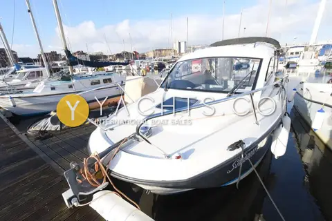 Quicksilver Activ 705: foredeck from the bow, showing guardrails, deck hatch, anchor roller and windscreen