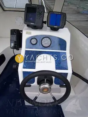 Raider 18: helm console with steering wheel, two gauges, chartplotter, fishfinder and VHF radio