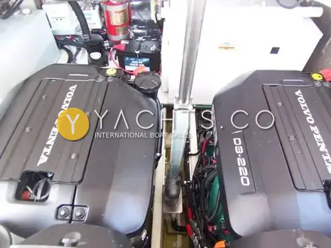 Regal 35 Sports Cruiser: engine bay with two Volvo Penta D3-220 diesel engines side by side