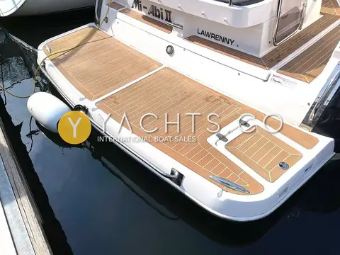 Regal 3760: teak-laid bathing platform with integrated hatch and fender on the stern
