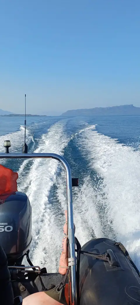 Ribcraft 5 M: view aft from the helm over the outboard and A-frame to a wide wake at speed