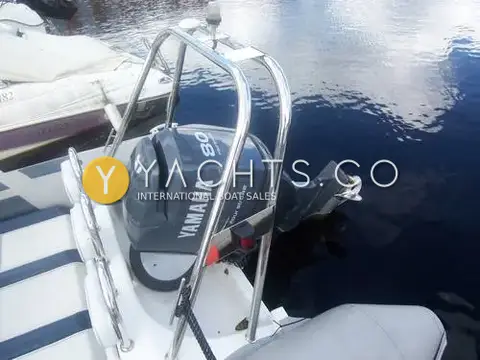 Ribeye 550 Playtime: stainless steel tower over the transom and Yamaha 80 four-stroke outboard