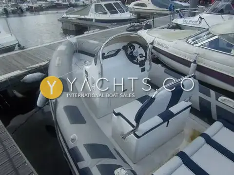 Ribeye 550 Playtime: console with screen and grab rail, helm wheel and twin helm seat behind