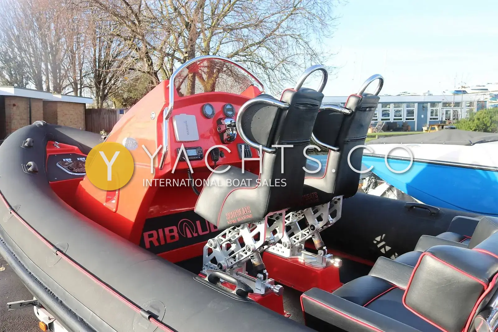 Ribquest 6.3: red console with chart plotter and VHF radio, two suspension jockey seats on aluminium mounts