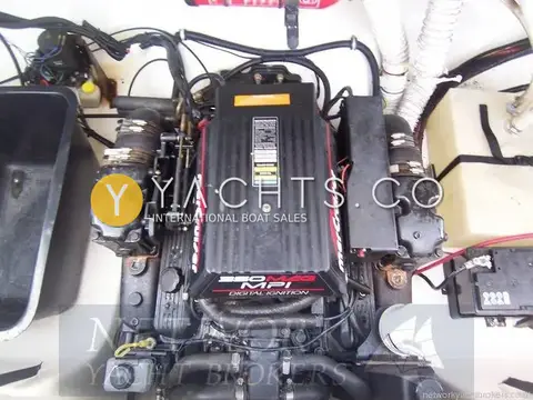 Rinker 232: engine bay overview with the V8 engine, battery and storage bin either side