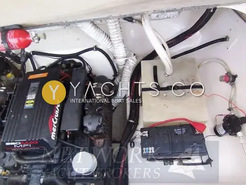 Rinker 232: side of the engine bay showing battery, water tank, bilge pump and fire extinguisher