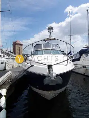 Rinker 270 Fiesta Vee: head-on view of the bow with spotlight on the pulpit rail and dark hull