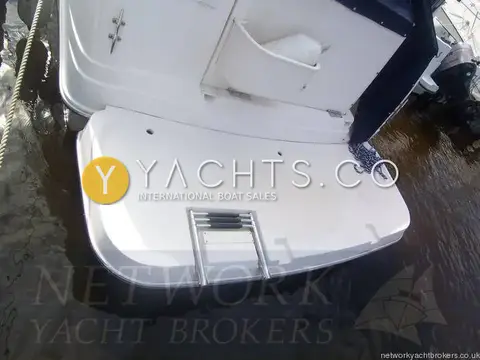 Rinker 270 Reduced: extended bathing platform with stainless swimming ladder and transom storage